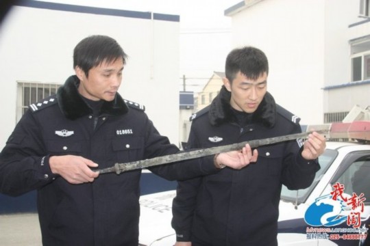 南京挖出一米長古劍:仍然鋒利 彎曲自如(圖) 南京挖出一米長古劍:仍然鋒利 彎曲自如(圖)
