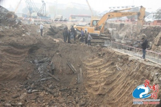 南京挖出一米長古劍:仍然鋒利 彎曲自如(圖) 南京挖出一米長古劍:仍然鋒利 彎曲自如(圖)