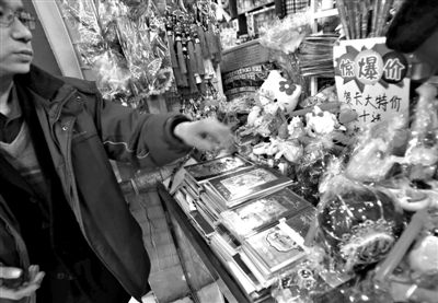 12月27日，世紀(jì)天鼎購(gòu)物廣場(chǎng)的一位商戶(hù)表示，今年的賀卡明顯沒(méi)有前幾年好賣(mài)。新京報(bào)記者 王貴彬 攝