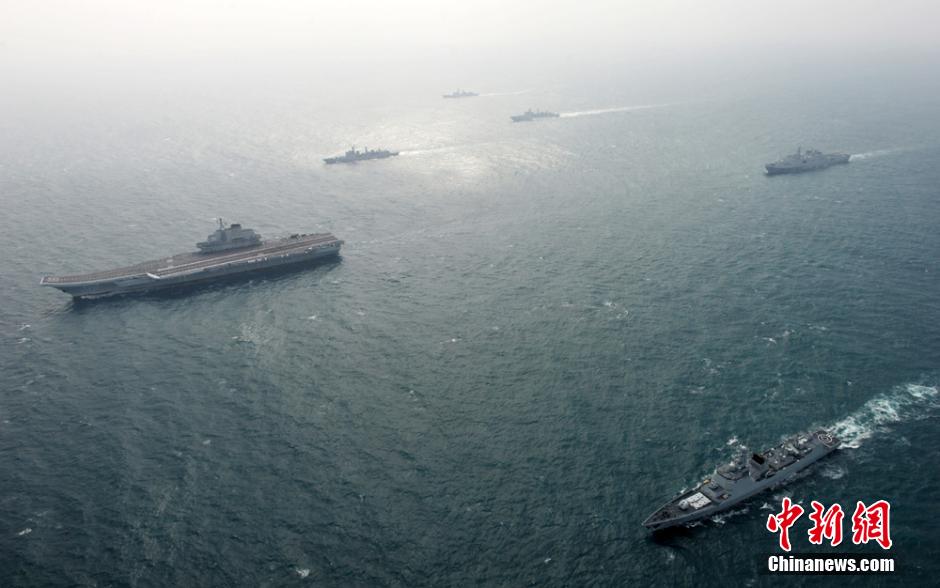 圖為遼寧艦與水面艦艇進行協同訓練。中新社發 胡鍇冰 攝