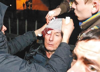 11日，基輔，遇襲受傷的反對(duì)派領(lǐng)導(dǎo)人盧岑科接受簡(jiǎn)單救護(hù)。