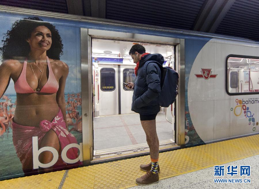 1月12日，在加拿大多倫多，一名只穿著內(nèi)褲的男子在車(chē)站等候地鐵。