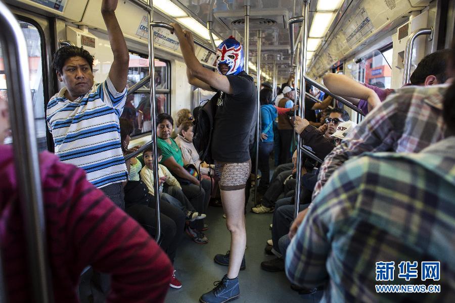 一名參加不穿褲子搭地鐵活動(dòng)的男子站在地鐵車(chē)廂內(nèi)。