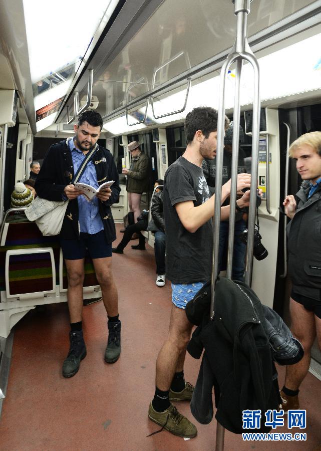 1月12日，在橫貫巴黎東西部的1號(hào)線地鐵車(chē)廂里，乘客只穿一條內(nèi)褲搭乘地鐵。