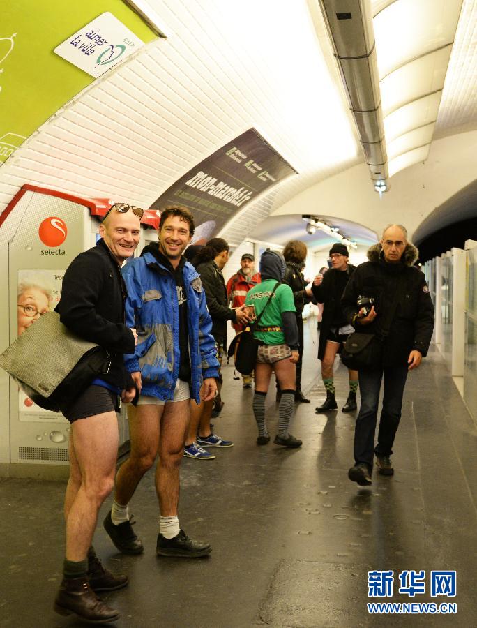 1月12日，在橫貫巴黎東西部的1號(hào)線地鐵車(chē)廂里，乘客只穿一條內(nèi)褲搭乘地鐵。