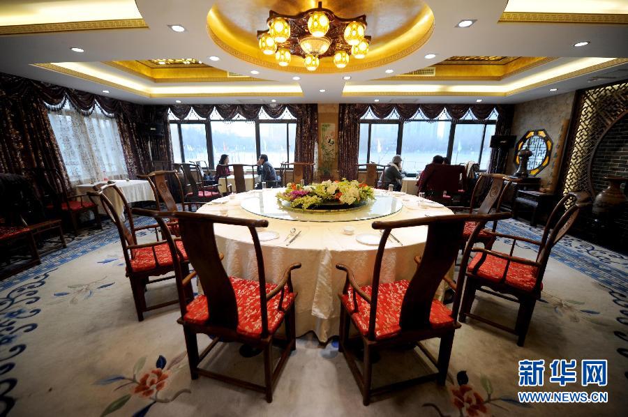 　1月15日，游客在北京紫竹院公園內的問月樓喝茶聊天。