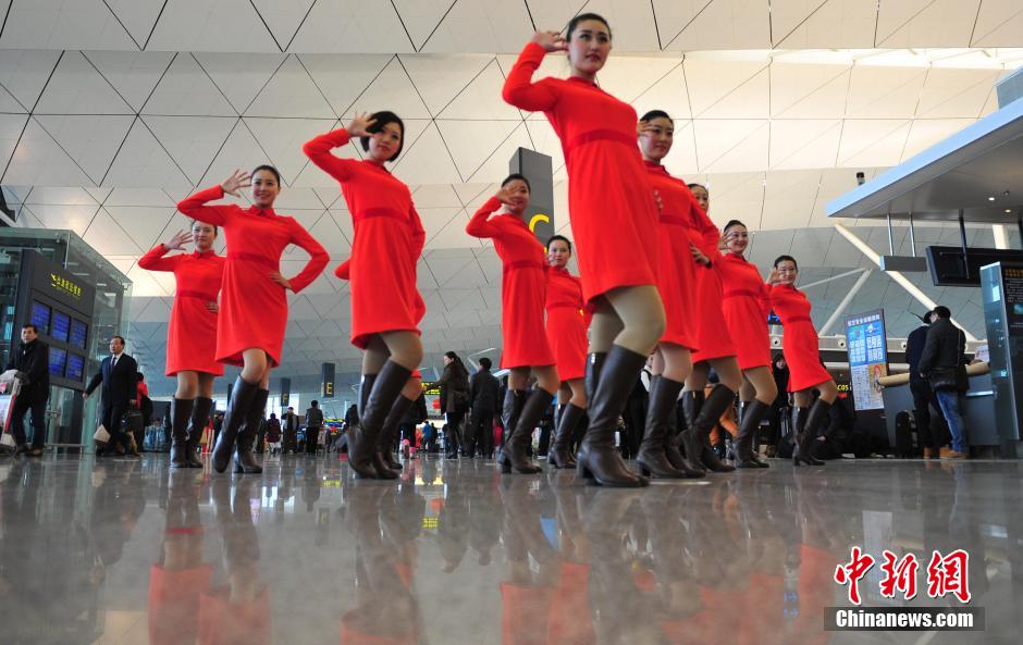 1月23日，機場工作人員在跳“快閃”舞蹈。