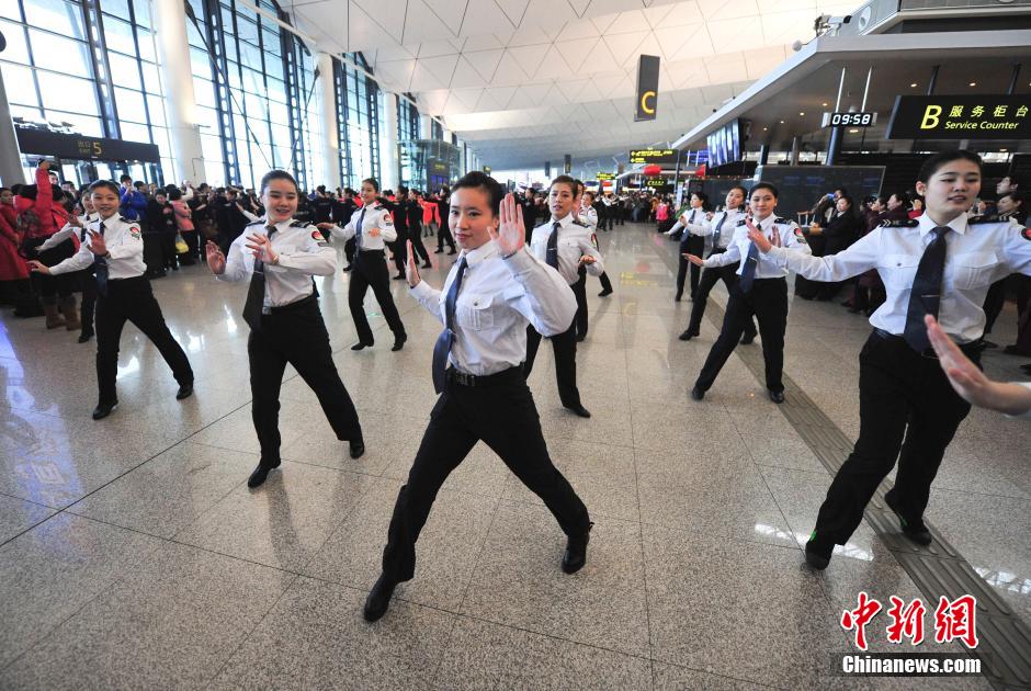 1月23日，機場工作人員在跳“快閃”舞蹈。