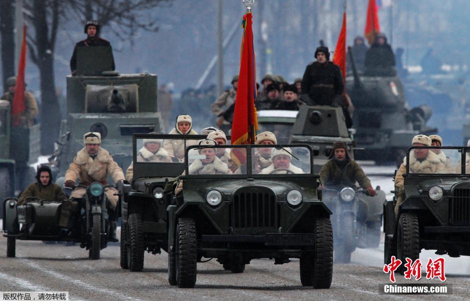 共有1500名俄羅斯官兵和100個單位的軍事裝備參加了閱兵式 共有1500名俄羅斯官兵和100個單位的軍事裝備參加了閱兵式