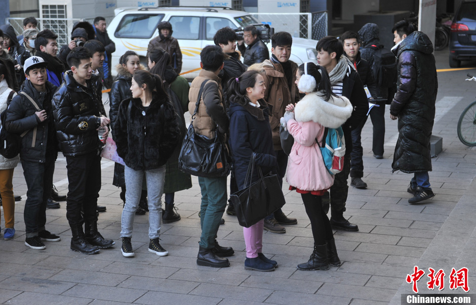 圖為表演系考生走出考場。