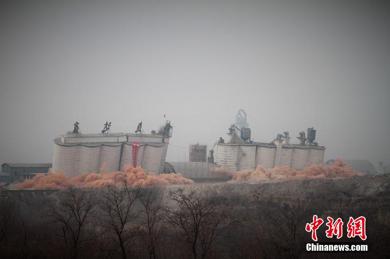 　2014年2月17日，石家莊市再次啟動(dòng)壓減水泥過剩產(chǎn)能、治理大氣污染水泥企業(yè)集中爆破拆除行動(dòng)。