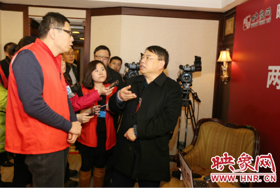 朱夏炎視察映象網全國兩會北京演播室 寄語爭做第一 朱夏炎視察映象網全國兩會北京演播室 寄語爭做第一