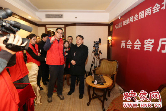 朱夏炎視察映象網全國兩會北京演播室 寄語爭做第一 朱夏炎視察映象網全國兩會北京演播室 寄語爭做第一