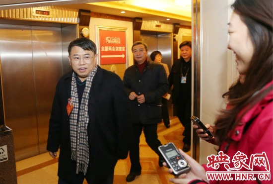 朱夏炎視察映象網全國兩會北京演播室 寄語爭做第一 朱夏炎視察映象網全國兩會北京演播室 寄語爭做第一