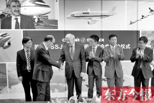昨日,“蘇霍伊SSJ-100飛機項目”合作簽約儀式在鄭州舉行 昨日,“蘇霍伊SSJ-100飛機項目”合作簽約儀式在鄭州舉行