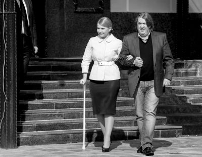 3月27日，烏克蘭基輔，前總理季莫申科在朋友的陪伴下赴新聞發布會現場，宣布將參加烏克蘭總統選舉。