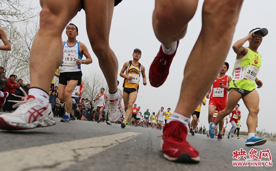 約五公里處，選手們已經(jīng)拉開了距離。