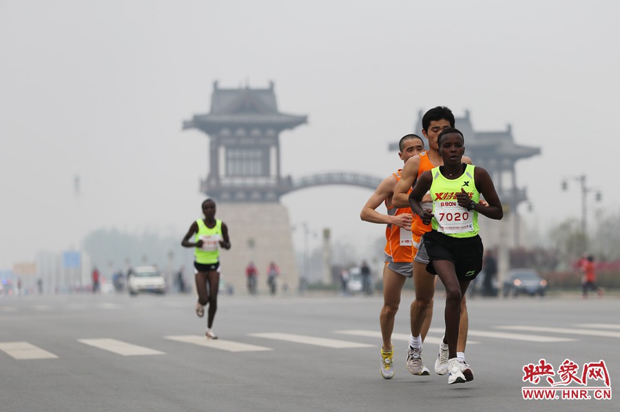 選手進(jìn)入開封市區(qū)。