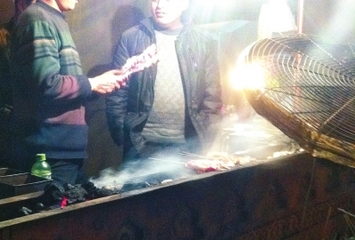 露天燒烤整夜煙熏火燎，路邊居民苦不堪言。