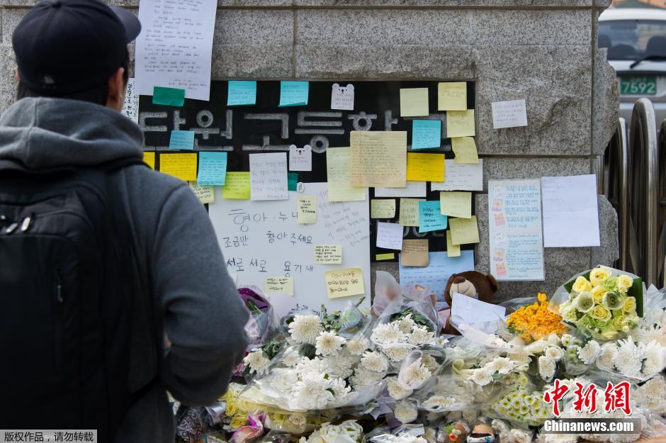 當地時間2014年4月21日，韓國安山，民眾持續為沉沒客輪失蹤乘客祈禱。