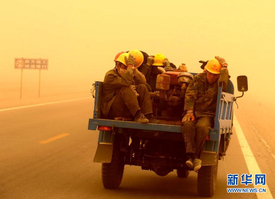 4月23日,一輛拉載公路施工人員的三輪車在沙塵暴中行駛在酒泉市瓜州縣城郊的公路上。 4月23日,一輛拉載公路施工人員的三輪車在沙塵暴中行駛在酒泉市瓜州縣城郊的公路上。