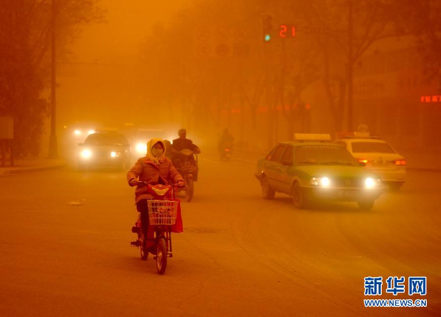 4月23日,沙塵暴中的敦煌街頭。 4月23日,沙塵暴中的敦煌街頭。