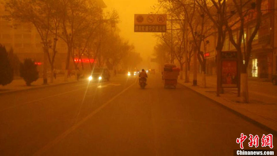 4月23日中午,甘肅酒泉多地出現強沙塵暴。 4月23日中午,甘肅酒泉多地出現強沙塵暴。