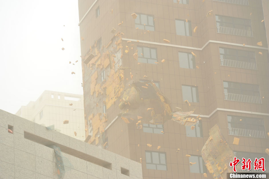 4月23日,受強冷空氣影響,新疆哈密出現出現強沙塵和降溫天氣,部分路段能見度不足50米 4月23日,受強冷空氣影響,新疆哈密出現出現強沙塵和降溫天氣,部分路段能見度不足50米