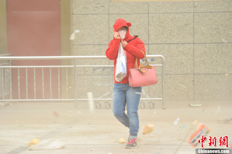 4月23日,受強冷空氣影響,新疆哈密出現出現強沙塵和降溫天氣 4月23日,受強冷空氣影響,新疆哈密出現出現強沙塵和降溫天氣