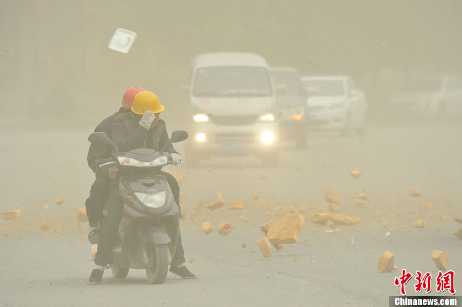 4月23日,受強冷空氣影響,新疆哈密出現出現強沙塵和降溫天氣 4月23日,受強冷空氣影響,新疆哈密出現出現強沙塵和降溫天氣