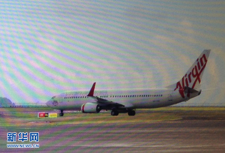 4月25日,迫降的澳大利亞維珍航空公司客機停在印度尼西亞巴厘島登巴薩機場(透過飛機舷窗拍攝)。 4月25日,迫降的澳大利亞維珍航空公司客機停在印度尼西亞巴厘島登巴薩機場(透過飛機舷窗拍攝)。