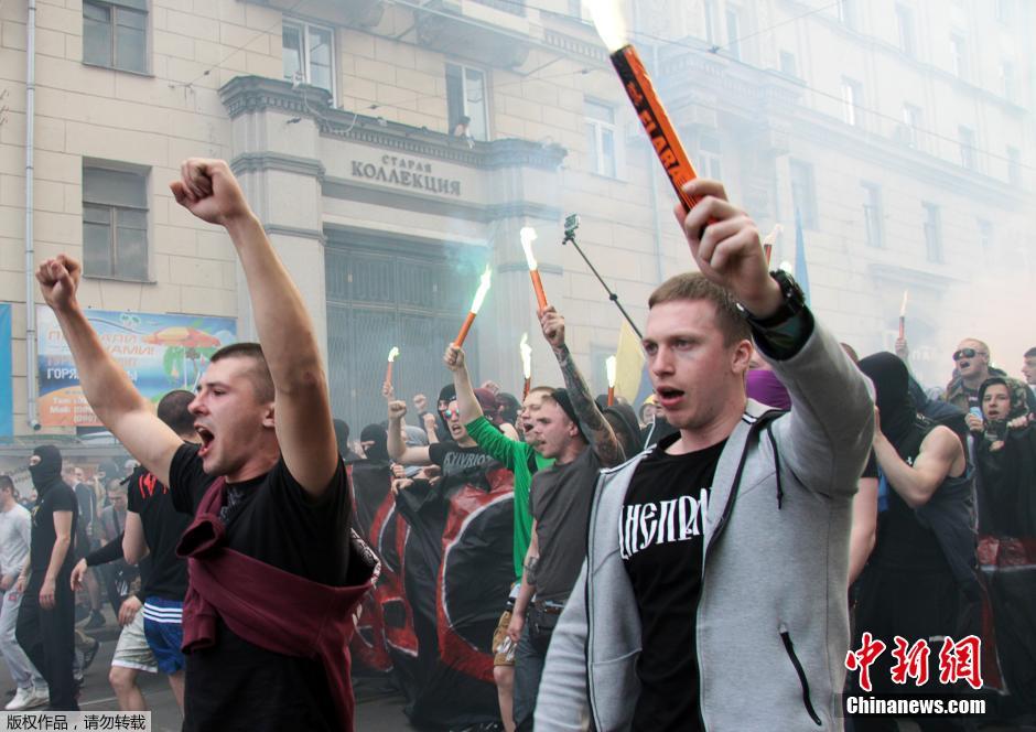 當(dāng)?shù)貢r間4月28日，烏克蘭哈爾科夫，親歐民眾和親俄民眾在街頭示威時發(fā)生大規(guī)模沖突。