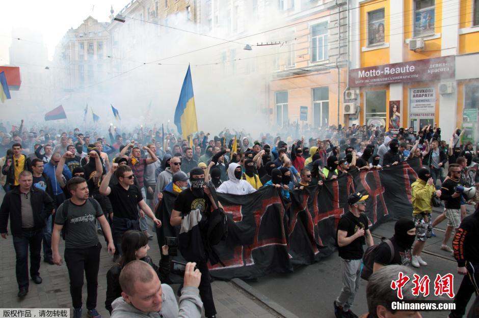 當(dāng)?shù)貢r間4月28日，烏克蘭哈爾科夫，親歐民眾和親俄民眾在街頭示威時發(fā)生大規(guī)模沖突。