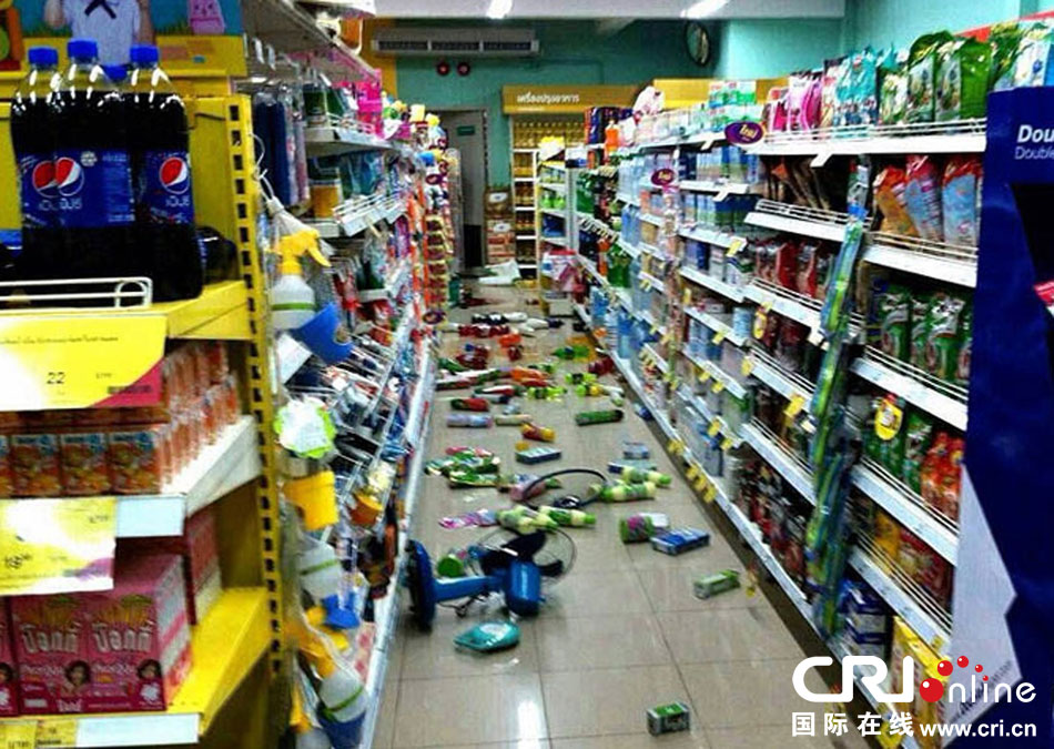 當地時間2014年5月5日,泰國清萊,超市貨架上的商品散落一地。 當地時間2014年5月5日,泰國清萊,超市貨架上的商品散落一地。