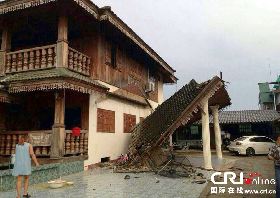 當地時間2014年5月5日,泰國清萊,一名婦女看著受損的房屋。 圖片來源:東方IC 當地時間2014年5月5日,泰國清萊,一名婦女看著受損的房屋。 圖片來源:東方IC