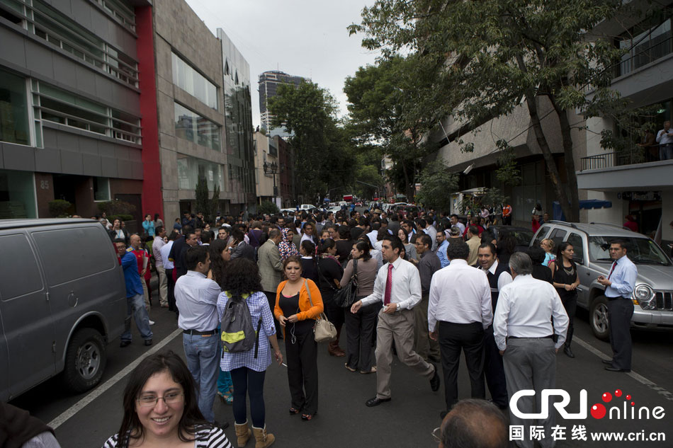 當地時間2014年5月8日,墨西哥墨西哥城,市民聚集在街道上。 圖片來源:Rebecca Black 當地時間2014年5月8日,墨西哥墨西哥城,市民聚集在街道上。 圖片來源:Rebecca Black