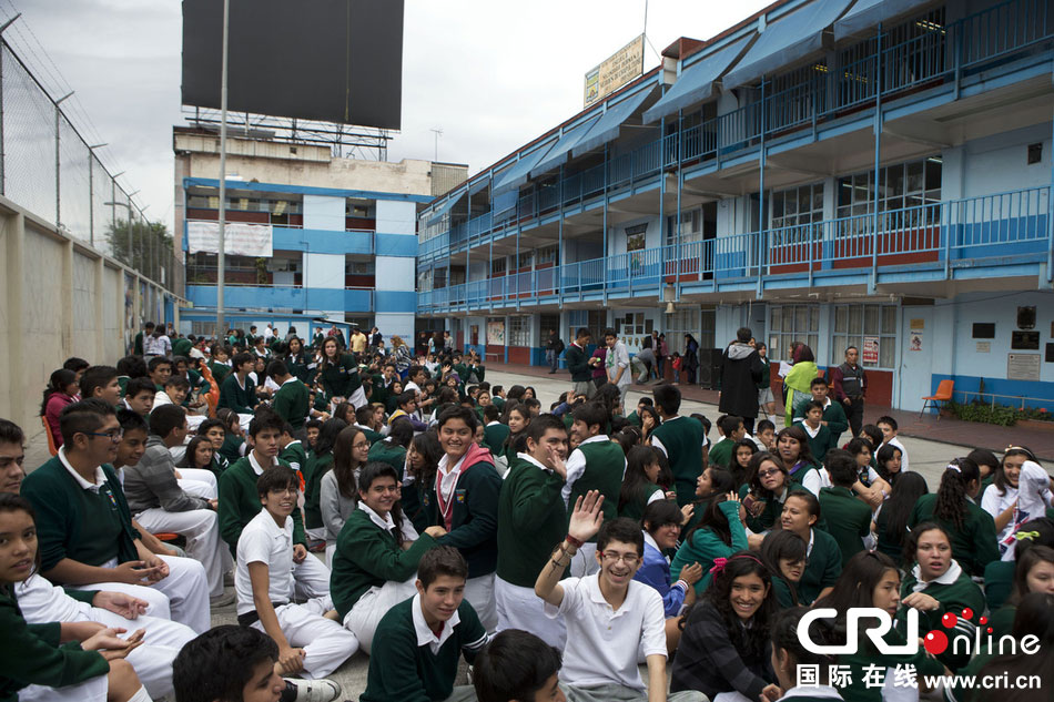 當地時間2014年5月8日,墨西哥墨西哥城,學生聚集在庭院內。 當地時間2014年5月8日,墨西哥墨西哥城,學生聚集在庭院內。
