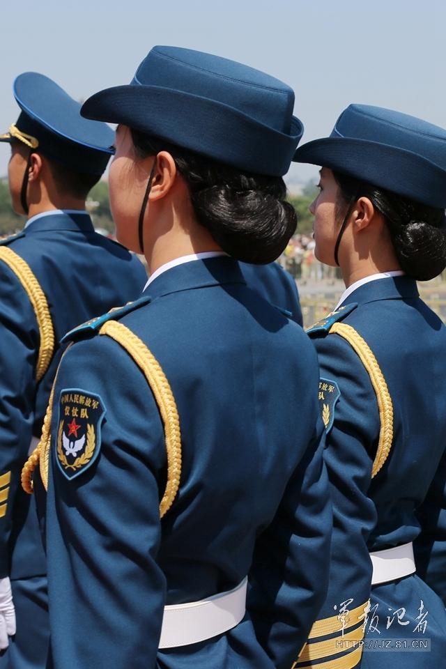 解放軍首批女儀仗兵亮相,90%以上擁有大專以上學歷,平均身高1.72米。圖為女兵儀仗隊。 解放軍首批女儀仗兵亮相,90%以上擁有大專以上學歷,平均身高1.72米。圖為女兵儀仗隊。