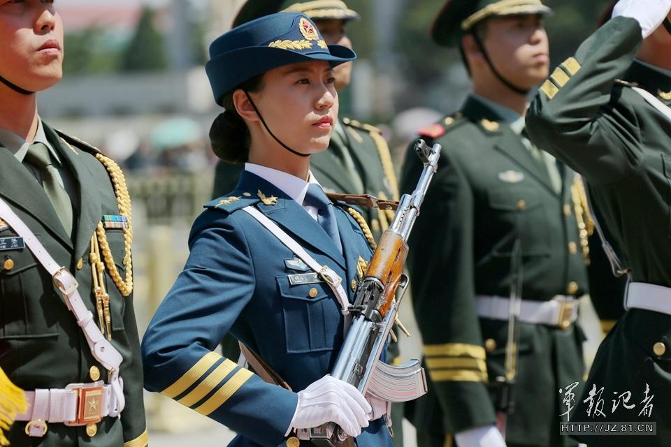 中國三軍儀仗隊首現女儀仗兵身影 中國三軍儀仗隊首現女儀仗兵身影