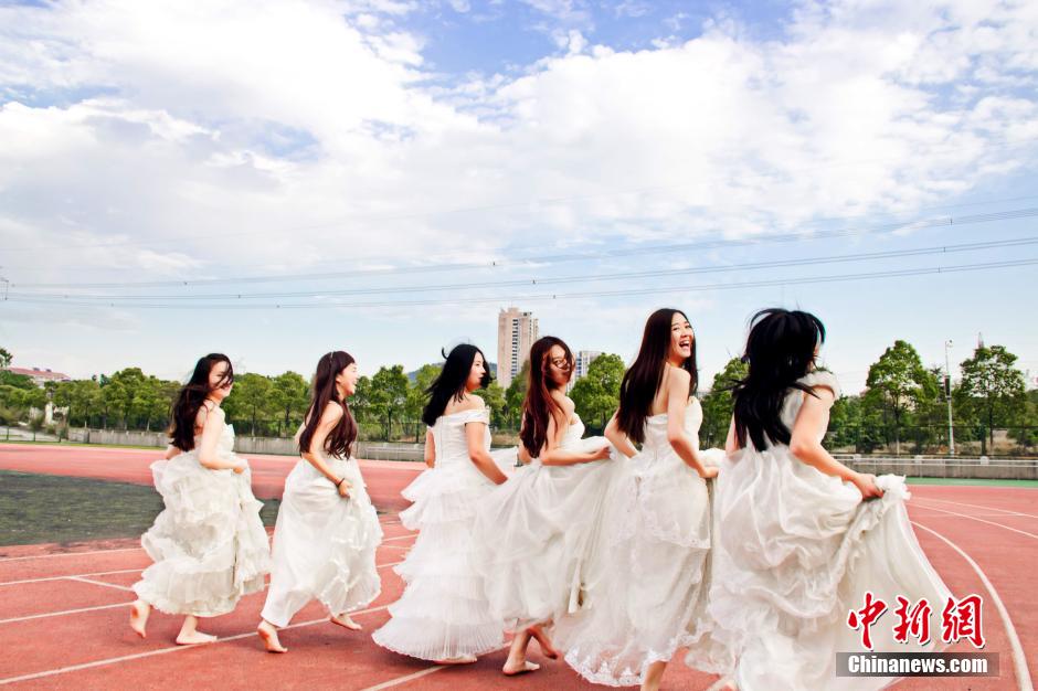 武漢女大學生婚紗畢業照 靚麗搶鏡