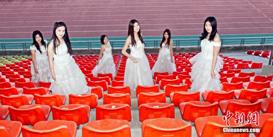 武漢女大學生婚紗畢業照 靚麗搶鏡