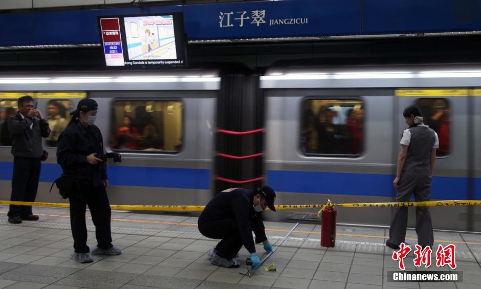 圖為新北市警察在現場勘查。中新社發 劉舒凌 攝