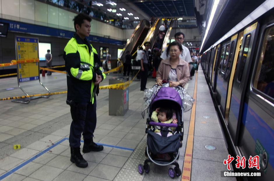圖為新北市警察在現場勘查。中新社發 劉舒凌 攝