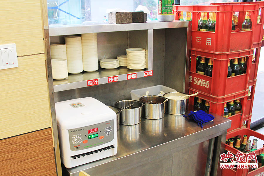 調料、小碟、餐具也都被放在另一張單獨的桌子上,需要用餐者“自助”。