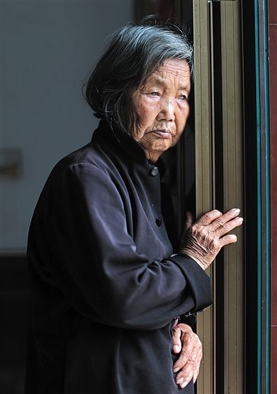 為了能“睡棺木”土葬，潘秀英四次喝農藥自殺，后被搶救過來。