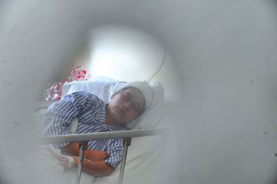 　6月3日，被打的值班醫生在病房接受治療。新華社發