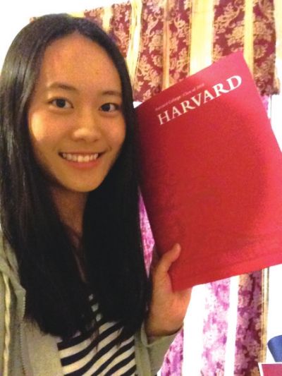 一米七二的身高,小麥色的皮膚,長發(fā)近乎及腰,灰色的連衣裙,當(dāng)“美范兒”十足的張媛琦出現(xiàn)在記者面前時(shí),記者很難想象如此成熟的她才只有19歲。 一米七二的身高,小麥色的皮膚,長發(fā)近乎及腰,灰色的連衣裙,當(dāng)“美范兒”十足的張媛琦出現(xiàn)在記者面前時(shí),記者很難想象如此成熟的她才只有19歲。