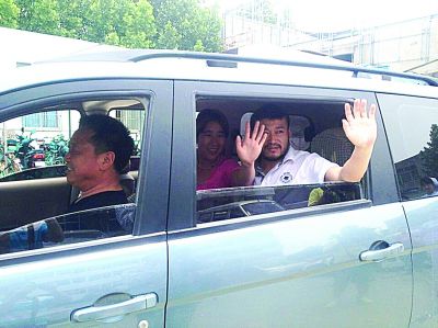 孫正龍和妻子、家人,揮手和醫(yī)護(hù)人員告別。張凌飛 孫正龍和妻子、家人,揮手和醫(yī)護(hù)人員告別。張凌飛