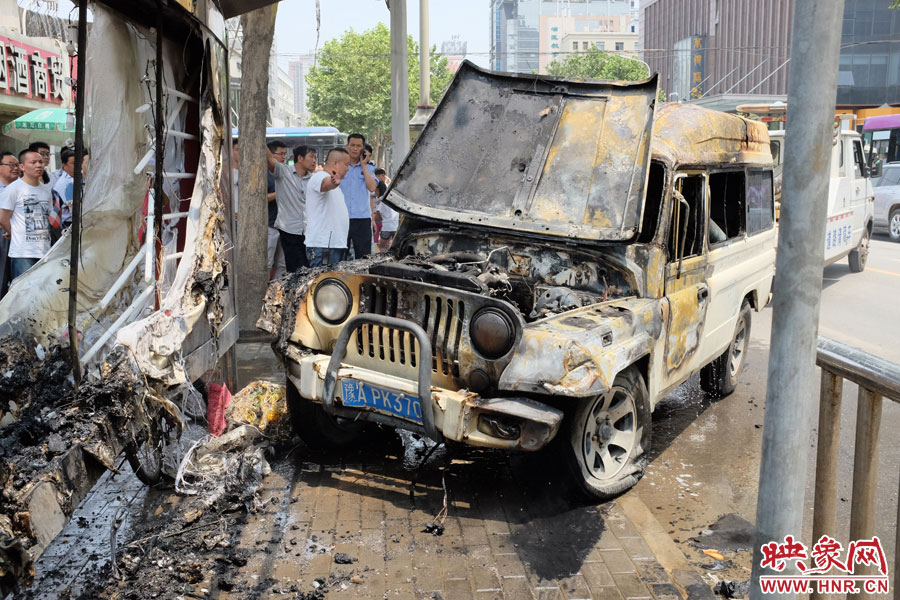 火災撲滅后，交警部門將車進行拖離。