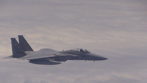近距離跟蹤我圖-154飛機的日自衛隊F-15戰斗機